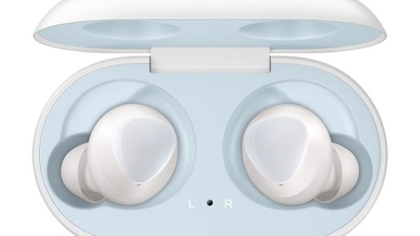 توفر Galaxy Buds مزايا استثنائية، حيث تتصل بأجهزة Galaxy الخاصة بك بلحظة عبر تقنية بلوتوث لتقدم لك أفضل أداء ممكن