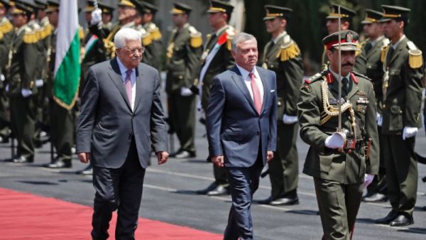 Jordanian king seen walking next to the Palestinian president Abbas. (AFP/ File Photo)