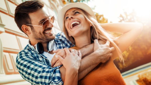يميل المتزوجون لفترة طويلة إلى الضحك والحب أكثر من الذين ينفصلون بسبب الخلافات الزوجية