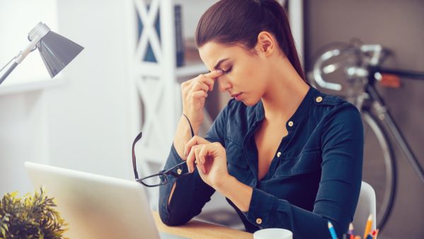 اختيار الكراسي وكنب المكتب من الأقمشة الثقيلة كالجلد والقطيفة لأنها تساعد على النشاط 