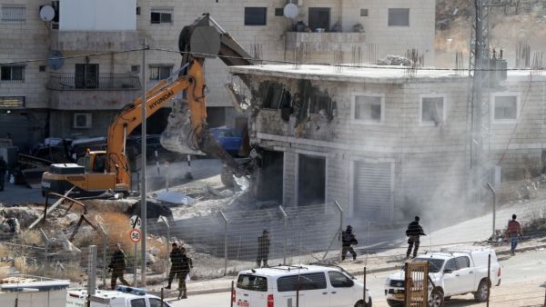 القدس:  ما يقارب 1500 جندي وعشرات الآليات العسكرية والجرافات أخلوا المنازل من سكانها وشرعوا في هدم البنايات