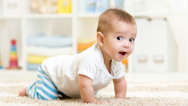 حاولي أن يحبو على الأرض وليس فوق السرير أو رفوف المطبخ الطويلة لأن ذلك يعرضه للسقوط