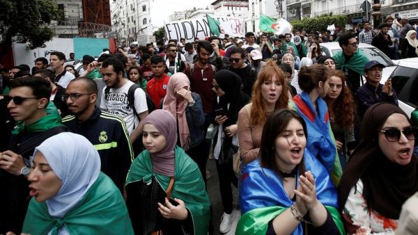  أعلنت الرئاسة الجزائرية تشكيل "الهيئة الوطنية للوساطة والحوار" من أجل التشاور "مع فعاليات المجتمع المدني
