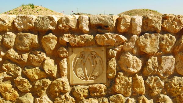 جانب من مدافن دلمون في البحرين. (المصدر:موقع اليونيسكو، © Think Heritage)