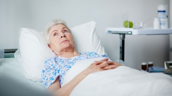 فضَّل الحرص على الخروج من الغرفة فور دخول الممرضين أو الطبيب لفحص المريض