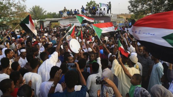 Sudanese people chant slogans and wave national flags as they celebrate after protest leaders struck a deal with the ruling generals on a new governing body, in the capital Khartoum's eastern district of Burri on July 5, 2019.(AFP/ File Photo)