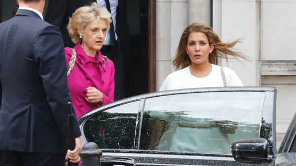 Princess Haya Bint al-Hussein of Jordan (R), accompanied by her lawyer lawyer Fiona Shackleton, (C), leaves the High Court in London on July 30, 2019. (Tolga AKMEN / AFP)