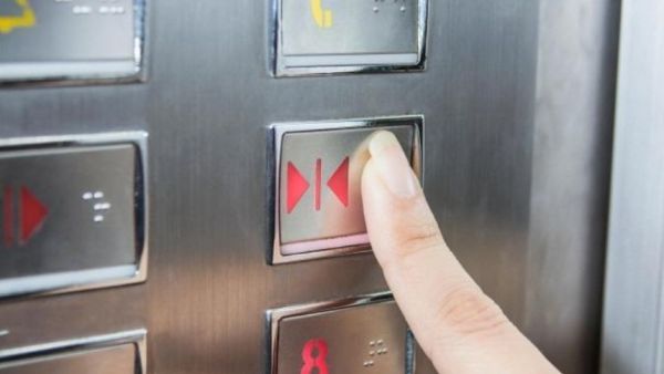 زر اغلاق المصعد