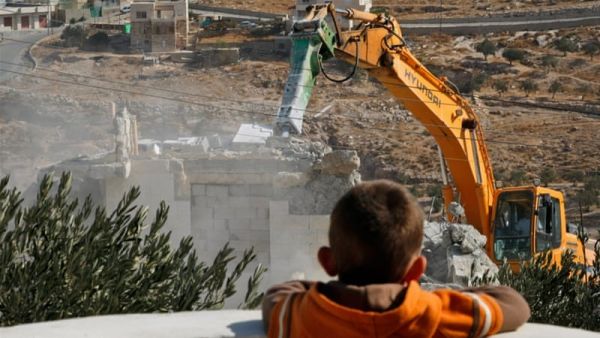 Israeli forces began on Monday to demolish dozens of Palestinian houses in an east Jerusalem neighborhood (Twitter)