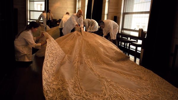 Elie Saab designed this beautiful dress for his son’s bride. It took three pattern makers, six tailors and ten petites mains over 530 hours to create this masterpiece (Twitter)