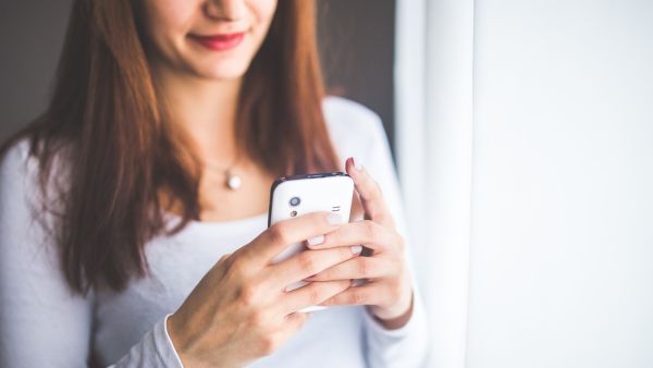 كيف يؤثر هاتفك الذكي على بشرتك؟