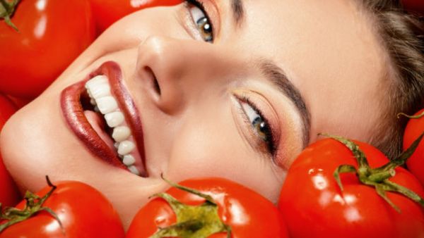 اصنعيه بنفسك: قناع الطماطم لتنظيف البشرة 