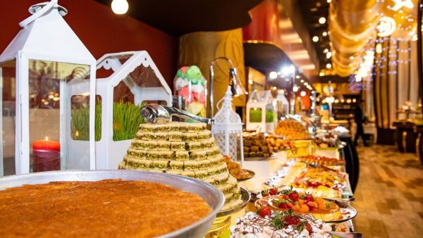 يدعو الفندق ضيوفه الأعزاء للانضمام إلى مائدة غداء عيد الأضحى الفاخرة التي تضم أشهى الأطباق الشرق أوسطية والعالمية يدعو الفندق ضيوفه الأعزاء للانضمام إلى مائدة غداء عيد الأضحى الفاخرة التي تضم أشهى الأطباق الشرق أوسطية والعالمية