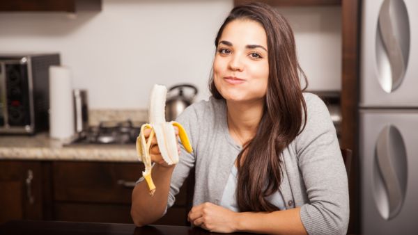من فوائد تناول الموز قبل النوم هو أنه يمكن أن يكون بديلا للوجبات غير الصحية في هذه الفترة المسائية