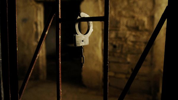 عدم وجود أطباء اختصاصين داخل السجن، كأطباء العيون والأسنان والأنف والإذن والحنجرة.