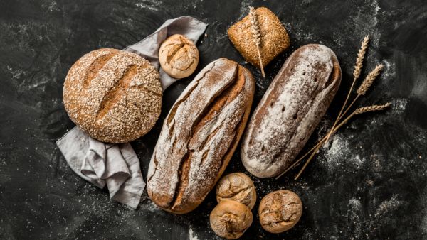 يحتوي مختلف أنواع الكربوهيدرات ومنها الخبز على الألياف الذي يساعد في عملية الهضم والتخلص من الإمساك