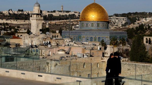  سلطات الاحتلال اطلقت النار على شابين فلسطينيين عند باب السلسلة واغلقت المنطقة بشكل كامل 