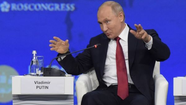 يذكر أن هذه هي المكالمة الهاتفية الثانية بين رئيسي  أوكرانيا وروسيا بعد تولي زيلينسكي منصبه في يونيو الماضي.