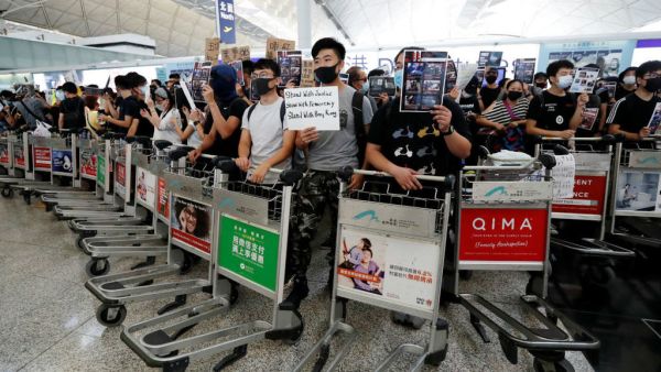  خمسة آلاف شخص دخلو باحة الوصول في المطار، مما حدا بإدارته إلى اتخاذ قرار نادر بإلغاء جميع الرحلات.