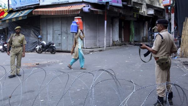 Security personnel stand guard on a street in Jammu on August 6, 2019. Washington on August 4 urged respect for rights and called for the maintenance of peace along the de facto border in Kashmir after India stripped a special autonomy status from its part of the divided region. (Rakesh BAKSHI / AFP)