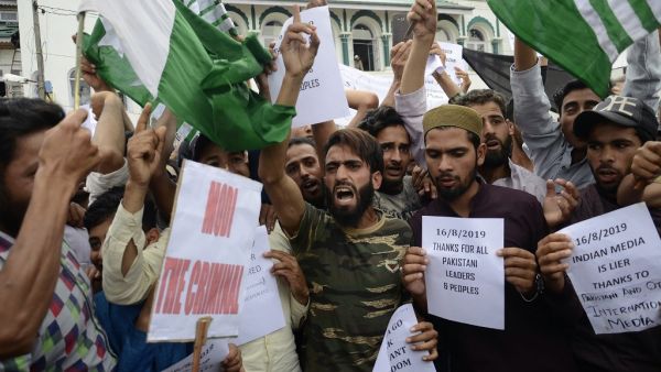 Protesters shout slogans at a rally against the Indian government's move to strip Jammu and Kashmir of its autonomy and impose a communications blackout, in Srinagar on August 16, 2019. (STR / AFP)