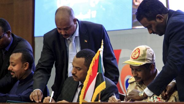 Sudan's protest leader Ahmad Rabie (C) and General Mohamed Hamdan Daglo "Hemeti" (R), deputy chief of the ruling Transitional Military Council (TMC) and commander of the Rapid Support Forces (RSF). (AFP/ File Photo)