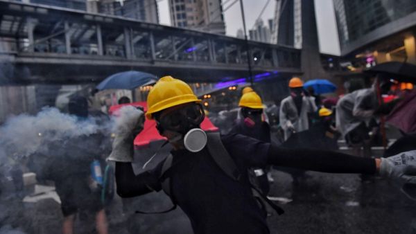 Protesters return tear gas in Tseun Wan in Hong Kong on August 25, 2019 in the latest opposition to a planned extradition law that has since morphed into a wider call for democratic rights in the semi-autonomous city. (AFP/ File Photo)