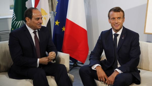 Egyptian President and Chairman of the African Union Abdel Fattah al-Sissi (L) and French President Emmanuel Macron pose prior to their a bilateral meeting in Biarritz. (AFP/ File Photo)