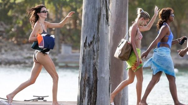 Hailey Bieber and  Kendall Jenner in  Jamaica  (Twitter) 