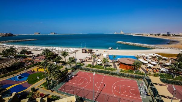 يمكن للضيف اختيار أحد أجنحة ريكسوس باب البحر الفسيحة ذات الإطلالة الشاطئية الخلابة، والاستمتاع بطيف واسع من الأنشطة الترفيهية المناسبة لكافة أفراد العائلة