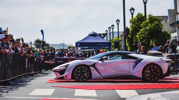 شكّلت سيارة Fenyr SuperSport جزءًا من عرض رائع للسيارات في أجواء حديقة خاصة لا تضاهى شكّلت سيارة Fenyr SuperSport جزءًا من عرض رائع للسيارات في أجواء حديقة خاصة لا تضاهى