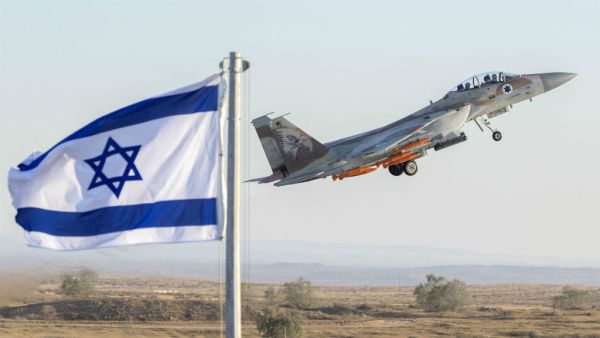 An Israeli Air Force F-15 Eagle fighter plane performs at an air show during the graduation of new cadet pilots at Hatzerim base in the Negev desert. (AFP/ File Photo)
