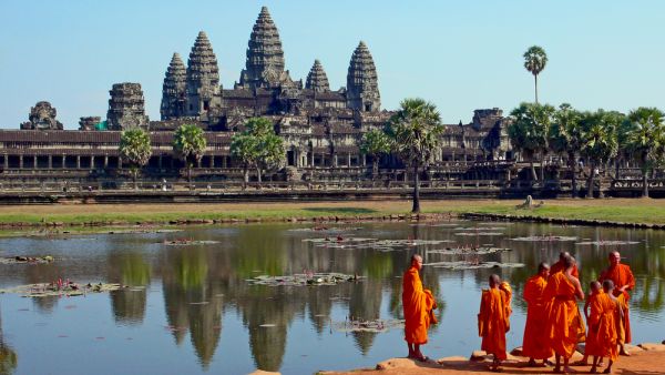 Buddhist monks in front of the Angkor Wat (Shutterstock)	