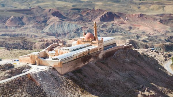 Ishak Pasha Palace, Dogubayazit, Turkey (Shutterstock)	