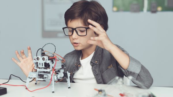 Robotics education (Shutterstock)	