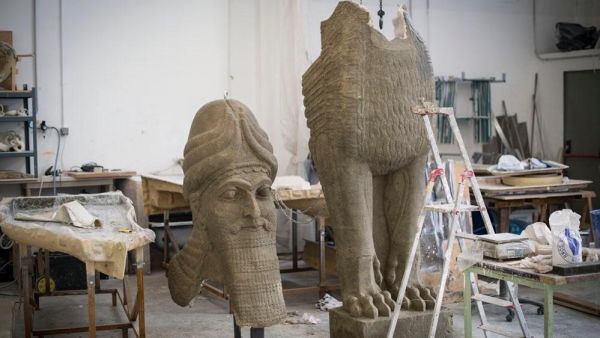 نسخة الثور المجنح العراقي.