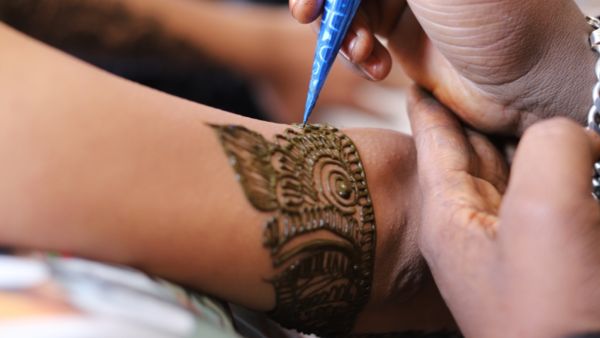 إذا رأى الرجل أن أطراف أصابعه عليها حناء فهذا دليل على كثرة تسبيحه واستغفاره وذكره لله إذا رأى الرجل أن أطراف أصابعه عليها حناء فهذا دليل على كثرة تسبيحه واستغفاره وذكره لله