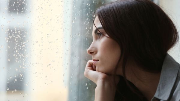 الحرص على فتح الستائر اثناء النهار لاعطاء منزلك المزيد من الاشراق الذي يساهم في التخلصمن الاكتئاب