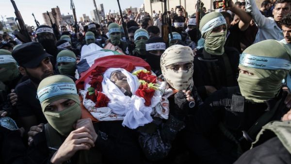 Palestinian fighters from the Fatah movement carry the shrounded body of Badreddin Abu Musa during his funeral procession in the city of Khan Yunis, in the southern Gaza Strip on August 31, 2019. (AFP/ File Photo)