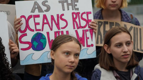 Greta Thunberg (C) joins activist outside the United Nations during a protest against climate change on September 6, 2019 in New York. (Bryan R. Smith / AFP)