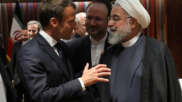 French President Emmanuel Macron (L) and Iranian President Hassan Rouhani speak at the United Nations headquarters on September 23, 2019, in New York. LUDOVIC MARIN / AFP