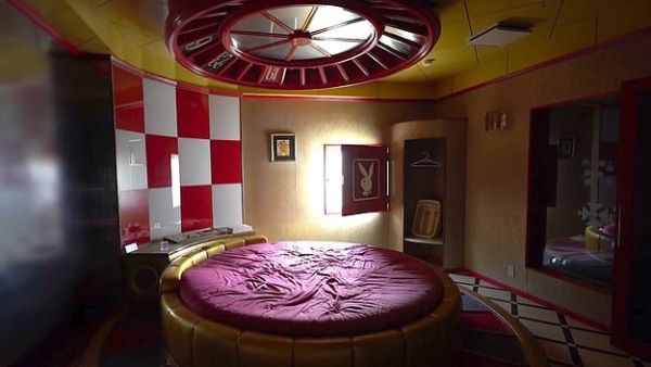An urban explorer named Bob Thissen, 33, has visited an abandoned love motel full of naughty attractions like spaceship beds and even one with a roulette wheel on the ceiling (dailymail)