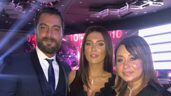 إنجي علي برفقة معتصم النهار وزوجته في حفل تسليم جوائز الفضائيات العربية في دورته الـ10