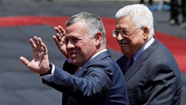 Jordan's King Abdullah II and Palestinian President Mahmoud Abbas wave during a reception ceremony in the West Bank city of Ramallah, August 7, 2017. (AFP)