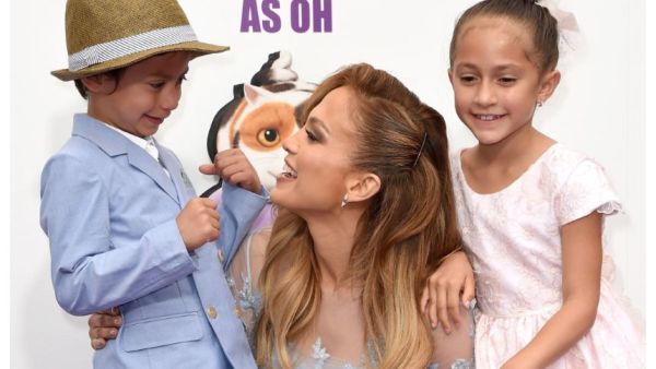 Jennifer Lopez with Twins 11-year-old twins Emme and Max (Twitter)
