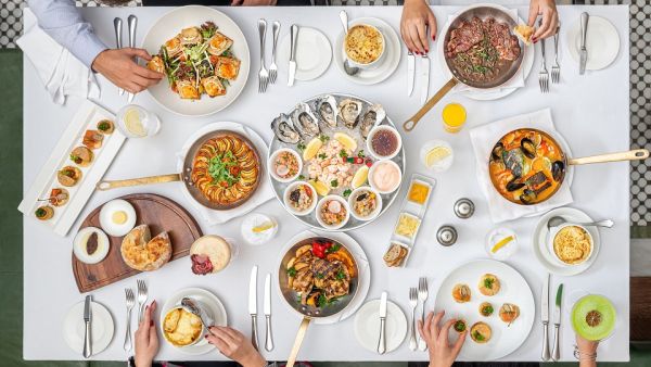 تتوفر مجموعة مختارة من المقبلات المميزة للاختيار من بينها السلمون المدخن، وسلطة جبن الماعز، وطبق فوا غرا أو تورتشون الفاخر، يلي ذلك طبق من المأكولات البحرية الفاخرة مع المحار الطازج، والقريدس، وتارتار سمك باس البحر مع السلمون.