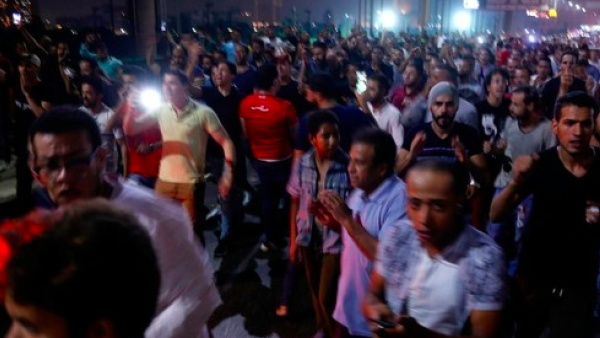 Egyptian protesters shout slogans as they take part in a protest calling for the removal of President Abdel Fattah al-Sisi in Cairo's downtown on September 20, 2019 (AFP Photo)