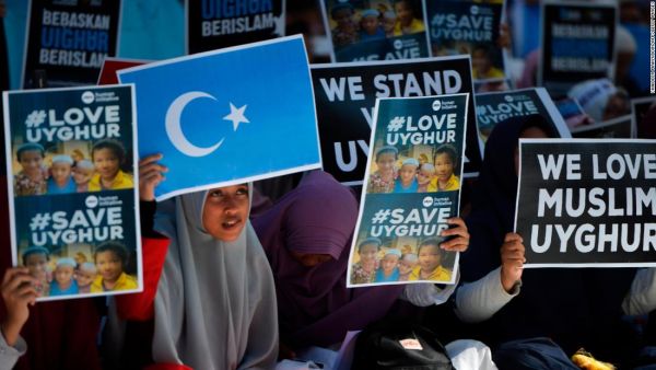 Indonesian Muslims demonstrate to denounce the Chinese goverment's policy on Uyghur Muslims. (Chaideer Mahyuddin, AFP)