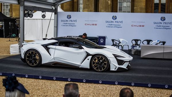 قُدّمت سيارة Fenyr SuperSport باللون الأبيض القطبي مع لمسات ذهبية وجذبت الحشود بفضل خطوطها الديناميكية، وتصميمها الخارجي المستقبلي المصنوع من الكربون