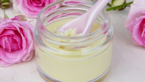 جميلة البوابة: 3 وصفات باستخدام جوز الهند لتفتيح البشرة